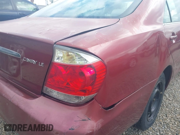 2005 Toyota Camry STD z VIN 4T1BE32K75U102935, wystawiony jako IAAI lot #42070646 z przebiegiem 298 125 mil mil oraz . Historia ofert i sprzedaży dostępna na DreamBid. Obrazek 12.
