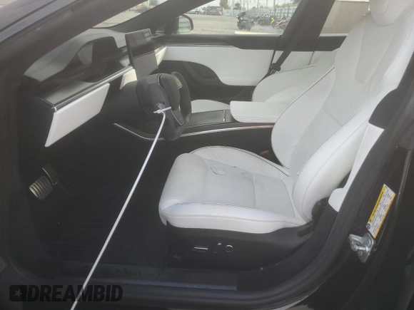 2022 Tesla Model S Plaid z VIN 5YJSA1E64NF461218, wystawiony jako Copart lot #84467644 z przebiegiem Nie podano mil oraz Szkoda całkowita • Salvage title. Historia ofert i sprzedaży dostępna na DreamBid. Obrazek 7.