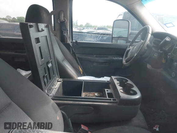 2013 Chevrolet Silverado 2500HD LT with VIN 1GC1CXCGXDF213053, listed as a IAAI auction lot 41938923 with 251,943 mi miles. Bid and sale history available at carsss.com. Image 5.