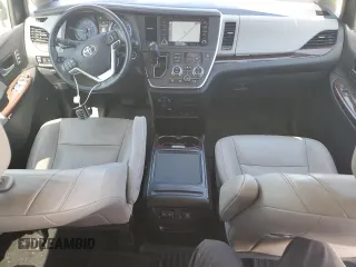2020 Toyota Sienna XLE z VIN 5TDDZ3DC3LS236382, wystawiony jako Copart lot #57954705 z przebiegiem 69 761 mil mil oraz Szkoda całkowita • Salvage title. Historia ofert i sprzedaży dostępna na DreamBid. Obrazek 8.