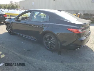 2025 Toyota Camry LE z VIN 4T1DBADK5SU015503, wystawiony jako Copart lot #51480665 z przebiegiem 3 525 mil mil oraz Szkoda całkowita • Salvage title. Historia ofert i sprzedaży dostępna na DreamBid. Obrazek 2.