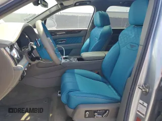 2022 Bentley Bentayga V8 z VIN SJAAM2ZV9NC011752, wystawiony jako Copart lot #54847785 z przebiegiem Nie podano mil oraz Nie do naprawy. Historia ofert i sprzedaży dostępna na DreamBid. Obrazek 7.