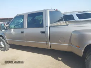 2000 Chevrolet Silverado 3500 z VIN 1GCHK33J0YF437640, wystawiony jako IAAI lot #41796214 z przebiegiem 139 411 mil mil oraz . Historia ofert i sprzedaży dostępna na DreamBid. Obrazek 14.