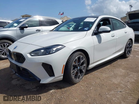 2025 BMW 2 Series 228 xDrive z VIN WBA23GG06S7S55337, wystawiony jako IAAI lot #42537114 z przebiegiem 5 917 mil mil oraz . Historia ofert i sprzedaży dostępna na DreamBid. Obrazek 2.