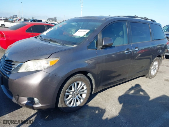 2013 Toyota Sienna XLE AAS with VIN 5TDYK3DC5DS285770, listed as a IAAI auction lot 41669367 with 99,544 mi miles. Bid and sale history available at carsss.com. Image 18.