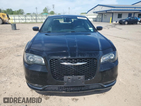 2016 Chrysler 300 S z VIN 2C3CCAGG0GH124292, wystawiony jako Copart lot #57576435 z przebiegiem 91 559 mil mil oraz Szkody całkowita. Historia ofert i sprzedaży dostępna na DreamBid. Obrazek 5.