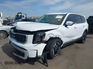 2025 Kia Telluride S with VIN 5XYP64GC2SG571197, listed as a IAAI auction lot 42255912 with 6,043 mi miles and . Bid and sale history available at DreamBid. Image 6.