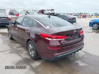 2020 Kia Optima LX z VIN 5XXGT4L37LG402118, wystawiony jako IAAI lot #42137289 z przebiegiem 47 646 mil mil oraz . Historia ofert i sprzedaży dostępna na DreamBid. Obrazek 3.