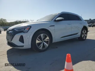 2024 Audi Q8 e-tron Premium Plus z VIN WA15AAGE7RB025662, wystawiony jako Copart lot #52006665 z przebiegiem 18 760 mil mil oraz Szkody całkowita. Historia ofert i sprzedaży dostępna na DreamBid. Obrazek 1.