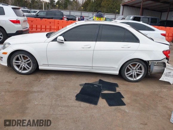 2014 Mercedes-Benz C 250 Sport z VIN WDDGF4HB7EG213817, wystawiony jako IAAI lot #41745579 z przebiegiem Nie podano mil oraz . Historia ofert i sprzedaży dostępna na DreamBid. Obrazek 13.