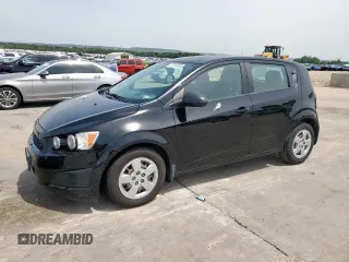 2016 Chevrolet Sonic LS z VIN 1G1JA6SG4G4164443, wystawiony jako Copart lot #57213365 z przebiegiem 67 776 mil mil oraz Szkoda całkowita • Salvage title. Historia ofert i sprzedaży dostępna na DreamBid. Obrazek 1.