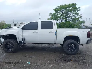 2010 GMC Sierra 1500 SLT z VIN 3GTRKWE35AG157530, wystawiony jako IAAI lot #42200182 z przebiegiem Nie podano mil oraz . Historia ofert i sprzedaży dostępna na DreamBid. Obrazek 13.