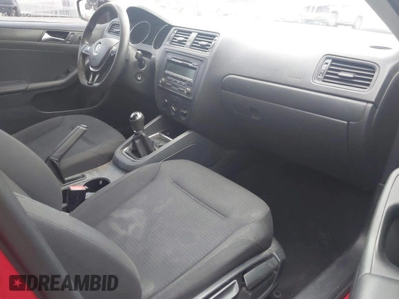 2015 Volkswagen Jetta S z VIN 3VW1K7AJ1FM302365, wystawiony jako IAAI lot #42282246 z przebiegiem 131 405 mil mil oraz . Historia ofert i sprzedaży dostępna na DreamBid. Obrazek 5.