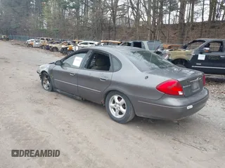 2003 Ford Taurus SES Standard with VIN 1FAFP55U43A261182, listed as a IAAI auction lot 42020172 with 118,000 mi miles. Bid and sale history available at carsss.com. Image 3.