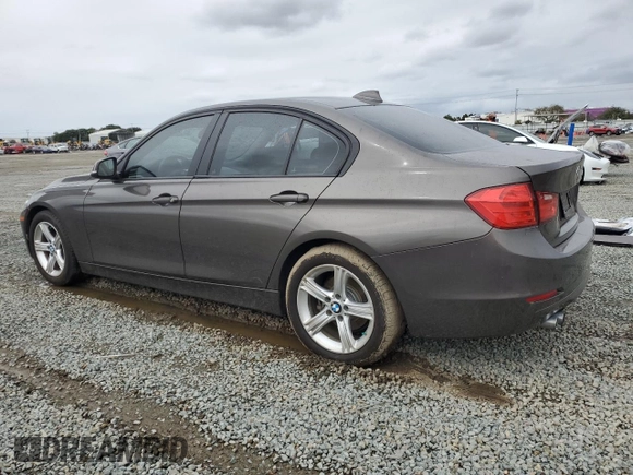 2013 BMW 3 Series 328i z VIN WBA3C1C54DF440529, wystawiony jako Copart lot #48949335 z przebiegiem 83 765 mil mil oraz Szkody całkowita. Historia ofert i sprzedaży dostępna na DreamBid. Obrazek 2.