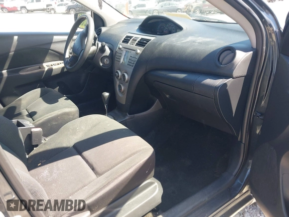 2009 Toyota Yaris z VIN JTDBT903X94057262, wystawiony jako IAAI lot #42056762 z przebiegiem 217 757 mil mil oraz . Historia ofert i sprzedaży dostępna na DreamBid. Obrazek 5.