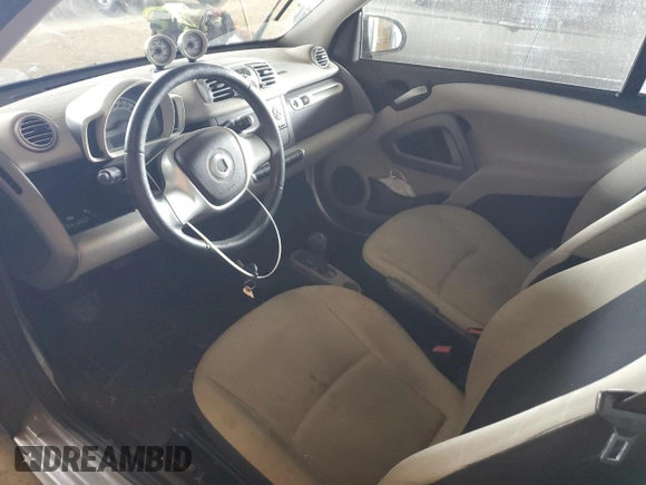 2013 Smart fortwo Passion z VIN WMEEJ9AA2DK673558, wystawiony jako Copart lot #50930415 z przebiegiem Nie podano mil oraz Tytuł czysty. Historia ofert i sprzedaży dostępna na DreamBid. Obrazek 8.