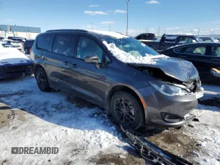 2020 Chrysler Pacifica Launch Edition z VIN 2C4RC3BG4LR270899, wystawiony jako Copart lot #45715205 z przebiegiem 71 409 mil mil oraz Nie do naprawy. Historia ofert i sprzedaży dostępna na DreamBid. Obrazek 4.