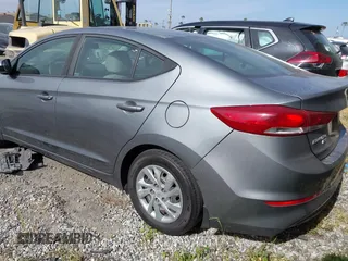 2018 Hyundai Elantra SE z VIN KMHD74LF9JU611364, wystawiony jako IAAI lot #42034415 z przebiegiem 81 450 mil mil oraz . Historia ofert i sprzedaży dostępna na DreamBid. Obrazek 3.