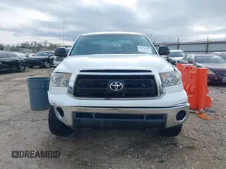 2013 Toyota Tundra z VIN 5TFRM5F19DX064236, wystawiony jako IAAI lot #41701170 z przebiegiem 147 312 mil mil oraz . Historia ofert i sprzedaży dostępna na DreamBid. Obrazek 12.