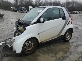 2012 Smart fortwo Pure z VIN WMEEJ3BA7CK574275, wystawiony jako Copart lot #43440735 z przebiegiem Nie podano mil oraz Szkody całkowita. Historia ofert i sprzedaży dostępna na DreamBid. Obrazek 1.