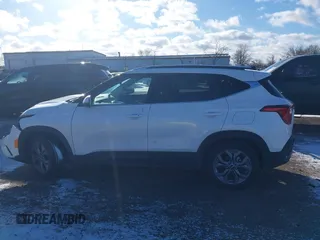 2024 Kia Seltos S z VIN KNDEU2AA7R7638201, wystawiony jako IAAI lot #41022692 z przebiegiem 5 503 mil mil oraz . Historia ofert i sprzedaży dostępna na DreamBid. Obrazek 14.