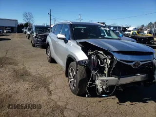 2022 Toyota Highlander XLE with VIN 5TDGZRBH6NS222767, listed as a Copart auction lot 81367674 with 27,948 mi miles and Salvage title. Bid and sale history available at DreamBid. Image 11.