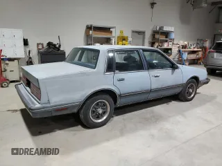1985 Chevrolet Celebrity z VIN 2G1AW19X2F1138184, wystawiony jako Copart lot #82756234 z przebiegiem 11 872 mil mil oraz Tytuł czysty. Historia ofert i sprzedaży dostępna na DreamBid. Obrazek 3.