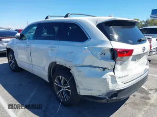 2018 Toyota Highlander LE z VIN 5TDZZRFH2JS278492, wystawiony jako IAAI lot #39094360 z przebiegiem 44 531 mil mil oraz . Historia ofert i sprzedaży dostępna na DreamBid. Obrazek 3.