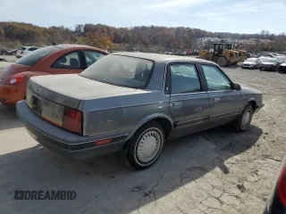 1990 Oldsmobile Cutlass z VIN 2G3AL54R2L2339637, wystawiony jako Copart lot #78364484 z przebiegiem 89 106 mil mil oraz Tytuł czysty. Historia ofert i sprzedaży dostępna na DreamBid. Obrazek 3.