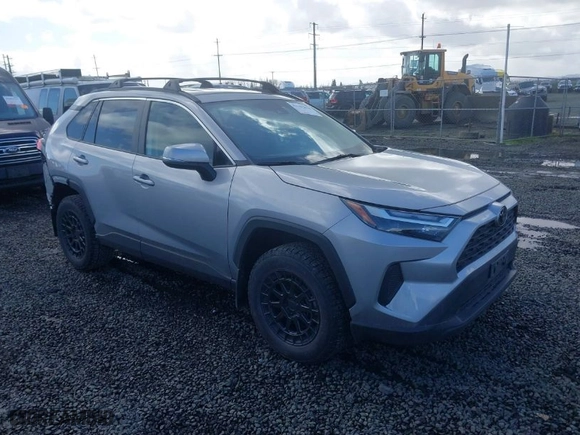 2022 Toyota RAV4 XLE with VIN 2T3P1RFV3NC266202, listed as a IAAI auction lot 41702818 with 62,043 mi miles. Bid and sale history available at carsss.com. Image 1.