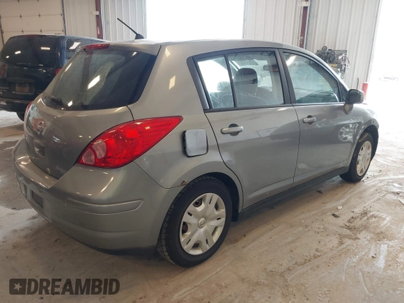 2010 Nissan Versa S z VIN 3N1BC1CP2AL390914, wystawiony jako IAAI lot #42475906 z przebiegiem 124 700 mil mil oraz . Historia ofert i sprzedaży dostępna na DreamBid. Obrazek 4.