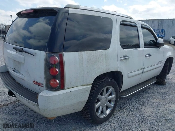 2007 GMC Yukon Denali with VIN 1GKFK638X7J136699, listed as a IAAI auction lot 41803850 with 192,541 mi miles. Bid and sale history available at carsss.com. Image 4.