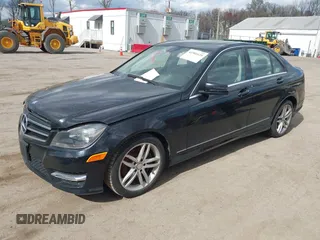 2014 Mercedes-Benz C 300 Sport z VIN WDDGF8AB6ER324705, wystawiony jako IAAI lot #41901610 z przebiegiem 83 748 mil mil oraz . Historia ofert i sprzedaży dostępna na DreamBid. Obrazek 17.