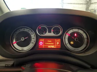 2014 FIAT 500L Trekking z VIN ZFBCFADH8EZ017409, wystawiony jako Copart lot #52185075 z przebiegiem 142 766 mil mil oraz Szkoda całkowita • Salvage title. Historia ofert i sprzedaży dostępna na DreamBid. Obrazek 9.