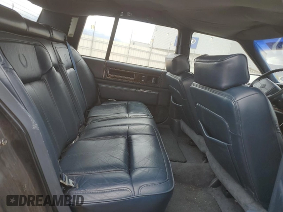 1990 Cadillac DeVille z VIN 1G6CD5338L4376482, wystawiony jako Copart lot #76513224 z przebiegiem 139 628 mil mil oraz Czysty tytuł • Clean title. Historia ofert i sprzedaży dostępna na DreamBid. Obrazek 10.