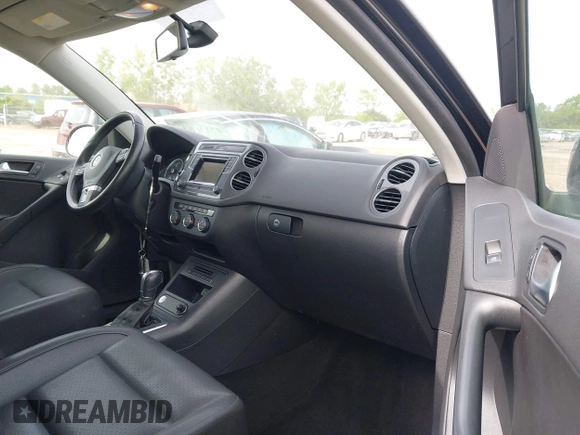 2016 Volkswagen Tiguan S z VIN WVGAV7AX0GW519952, wystawiony jako IAAI lot #42331644 z przebiegiem 92 232 mil mil oraz . Historia ofert i sprzedaży dostępna na DreamBid. Obrazek 5.