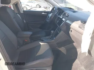 2020 Volkswagen Tiguan SE z VIN 3VV3B7AX8LM120160, wystawiony jako IAAI lot #42316791 z przebiegiem 38 702 mil mil oraz . Historia ofert i sprzedaży dostępna na DreamBid. Obrazek 5.