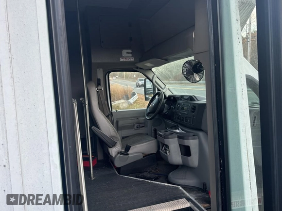2012 Ford Econoline Commercial z VIN 1FDEE3FL1CDB21798, wystawiony jako Copart lot #79741024 z przebiegiem 148 238 mil mil oraz Tytuł czysty. Historia ofert i sprzedaży dostępna na DreamBid. Obrazek 5.