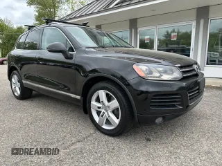 2013 Volkswagen Touareg Exec z VIN WVGEP9BP8DD005795, wystawiony jako Copart lot #58057105 z przebiegiem 202 563 mil mil oraz Czysty tytuł • Clean title. Historia ofert i sprzedaży dostępna na DreamBid. Obrazek 1.