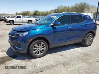 2020 Buick Encore GX Essence z VIN KL4MMFSL2LB127495, wystawiony jako Copart lot #61805015 z przebiegiem 67 222 mil mil oraz Szkoda całkowita • Salvage title. Historia ofert i sprzedaży dostępna na DreamBid. Obrazek 1.