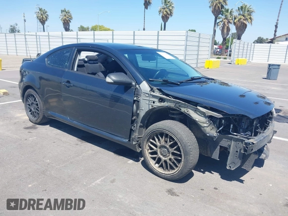2010 Scion tC z VIN JTKDE3B71A0313857, wystawiony jako IAAI lot #42193489 z przebiegiem 132 884 mil mil oraz . Historia ofert i sprzedaży dostępna na DreamBid. Obrazek 1.