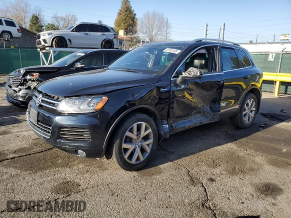 2014 Volkswagen Touareg X z VIN WVGEP9BP5ED008560, wystawiony jako Copart lot #52767595 z przebiegiem Nie podano mil oraz Szkoda całkowita • Salvage title. Historia ofert i sprzedaży dostępna na DreamBid. Obrazek 1.