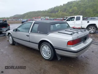 1990 Mercury Cougar z VIN 1MEPM6046LH630327, wystawiony jako IAAI lot #42112236 z przebiegiem 61 933 mil mil oraz . Historia ofert i sprzedaży dostępna na DreamBid. Obrazek 3.