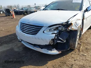 2013 Chrysler 200 Limited with VIN 1C3CCBCG9DN504407, listed as a IAAI auction lot 41790307 with 152,461 mi miles. Bid and sale history available at carsss.com. Image 6.