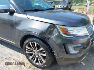 2017 Ford Explorer Platinum z VIN 1FM5K8HT0HGB85923, wystawiony jako IAAI lot #42399738 z przebiegiem 107 592 mil mil oraz . Historia ofert i sprzedaży dostępna na DreamBid. Obrazek 19.