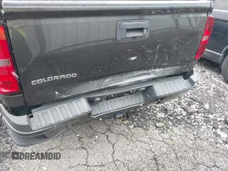 2018 Chevrolet Colorado 4WD LT z VIN 1GCGTCEN2J1235085, wystawiony jako IAAI lot #42192629 z przebiegiem 83 914 mil mil oraz . Historia ofert i sprzedaży dostępna na DreamBid. Obrazek 6.