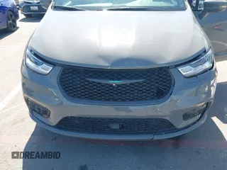 2021 Chrysler Pacifica Hybrid Limited z VIN 2C4RC1S76MR544495, wystawiony jako IAAI lot #42294312 z przebiegiem 89 083 mil mil oraz . Historia ofert i sprzedaży dostępna na DreamBid. Obrazek 17.