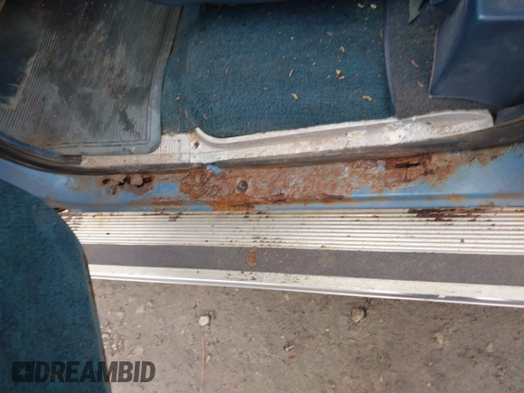 1984 Chevrolet Suburban z VIN 1G8FK16C6EF130150, wystawiony jako IAAI lot #41987449 z przebiegiem 91 357 mil mil oraz . Historia ofert i sprzedaży dostępna na DreamBid. Obrazek 6.
