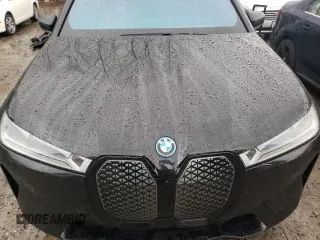 2022 BMW iX xDrive50 z VIN WB523CF05NCK44298, wystawiony jako Copart lot #45008714 z przebiegiem 14 562 mil mil oraz . Historia ofert i sprzedaży dostępna na DreamBid. Obrazek 11.